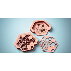 Posavasos de madera con abejas