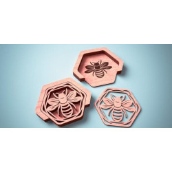 Posavasos de madera con abejas